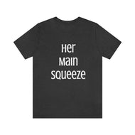 MAIN SQUEEZE - HER MAIN SQUEEZE - Unisex Fitted Tee